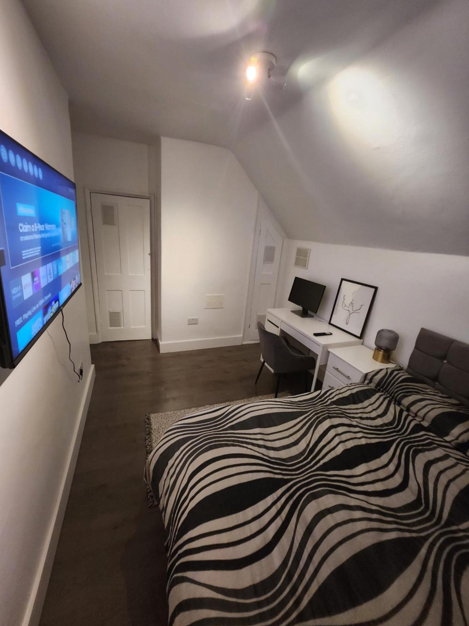 Flat With Work Station, Monitor, Smart Tv & Netflix Apartment ลอนดอน ภายนอก รูปภาพ