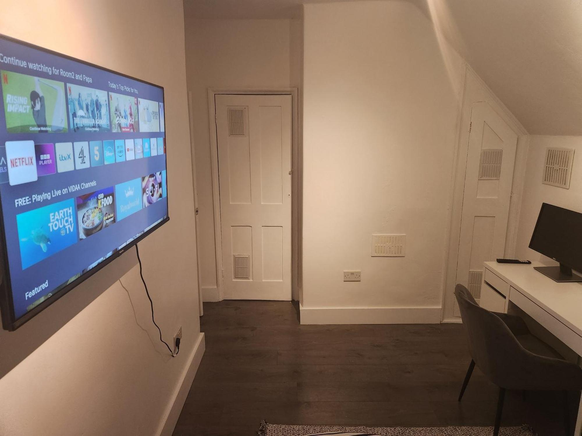 Flat With Work Station, Monitor, Smart Tv & Netflix Apartment ลอนดอน ภายนอก รูปภาพ