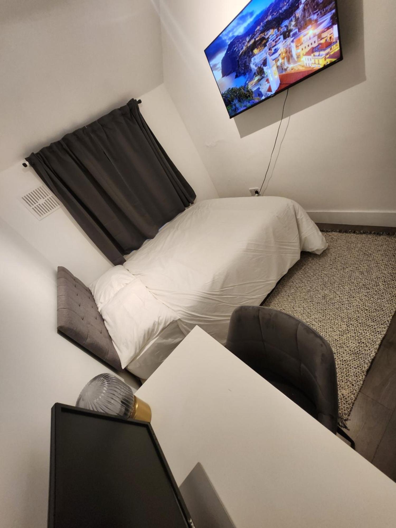 Flat With Work Station, Monitor, Smart Tv & Netflix Apartment ลอนดอน ภายนอก รูปภาพ