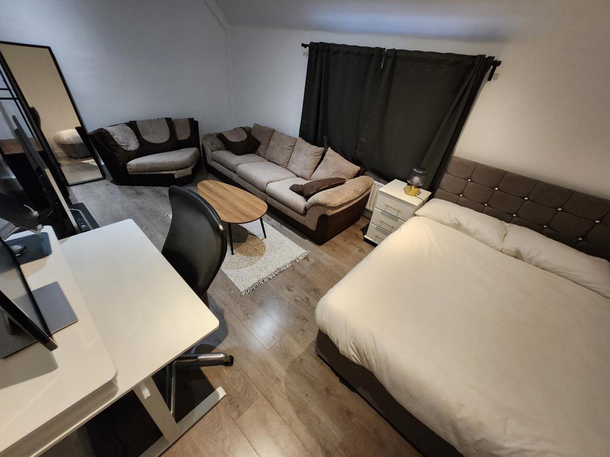 Flat With Work Station, Monitor, Smart Tv & Netflix Apartment ลอนดอน ภายนอก รูปภาพ